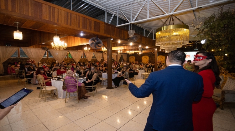 Notícia: ACE Suzano reúne 120 convidados em Baile de Máscaras alusivo ao Outubro Rosa 